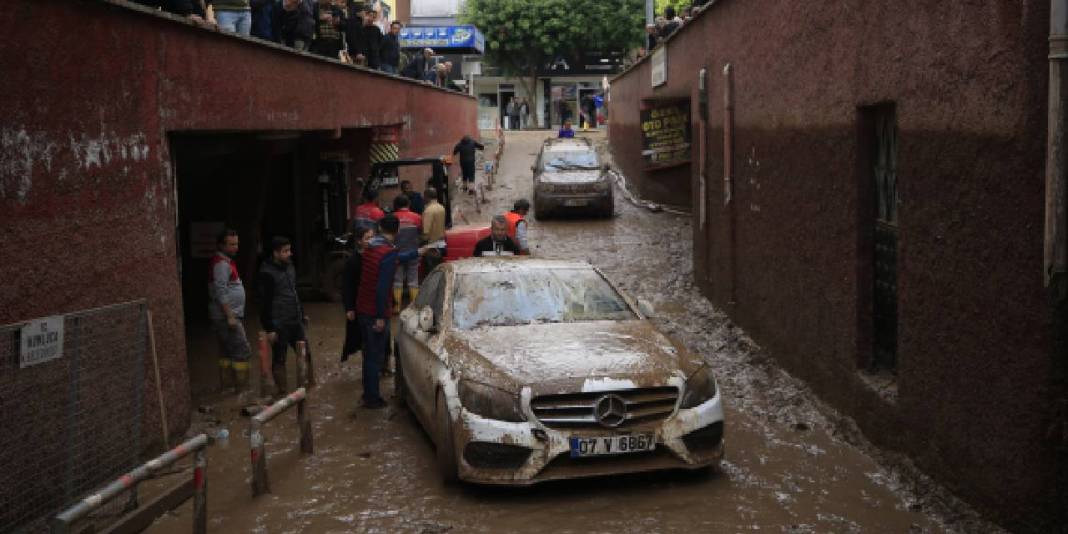 Sel felaketinde otoparkta kalan araçlar çıkartıldı 4